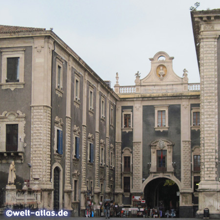 Piazza del Duomo und Porta Uzeda, Teil der ehemaligen Stadtmauer, der barocke Stadtkern ist UNESCO-Welterbe