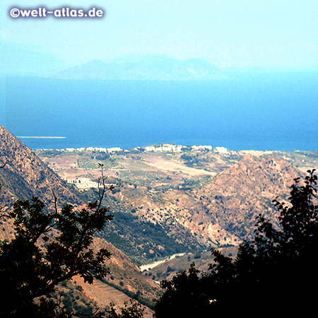 Blick aus den Bergen auf Siziliens Nordküste, im Dunst ahnt man Vulcano, eine der Liparischen Inseln
