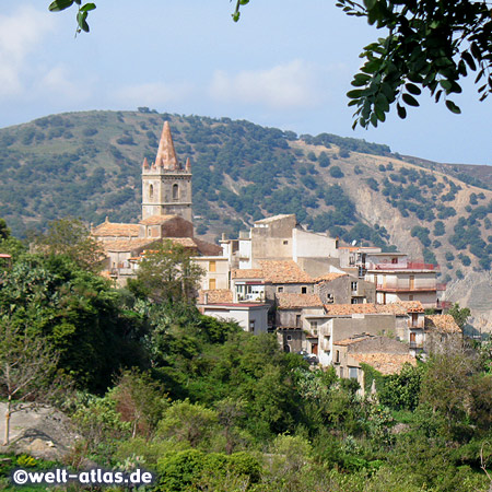 Das kleine mittelalterliche Bergdorf Novara di Sicilia soll eines der schönsten auf Sizilien sein und bietet wunderschöne Ausblicke