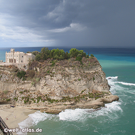 Die Kirche Santa Maria Dell'Isola auf einem Sandsteinfelsen in Tropea