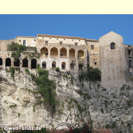 Häuser der Altstadt von Tropea,auf einem Sandsteinfelsen über dem Meer erbaut