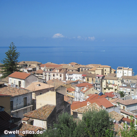 Blick über die kleine Stadt Pizzo Calabro aufs Meer