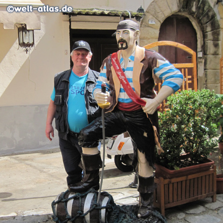 Pirat und St. Pauli-Fan vor der Taverna Baffone, Tropea