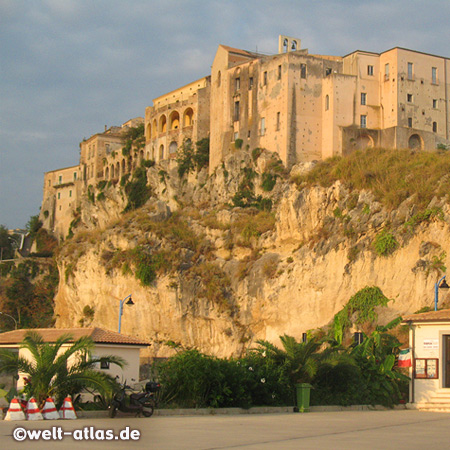 Altstadthäuser auf dem Felsen im Abendlicht, Tropea am Hafen