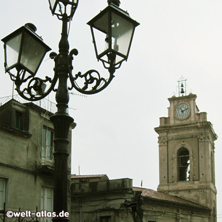 Glockenturm der Kirche und Laterne in Nicotera