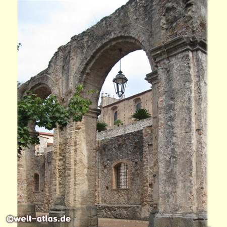 In den Ruinen des riesigen Dominikaner-Klosters in Soriano