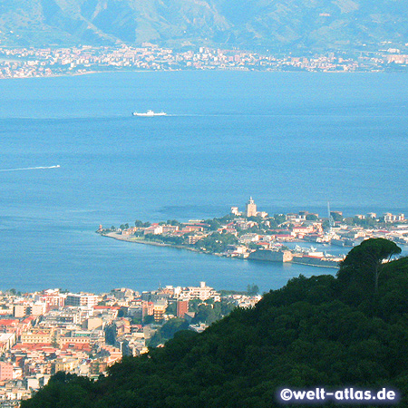 Blick aus den Bergen auf die Stadt Messina, Halbinsel von San Raineri mit dem Leuchtturm und über die Straße von Messina bis nach Kalabrien hinüber