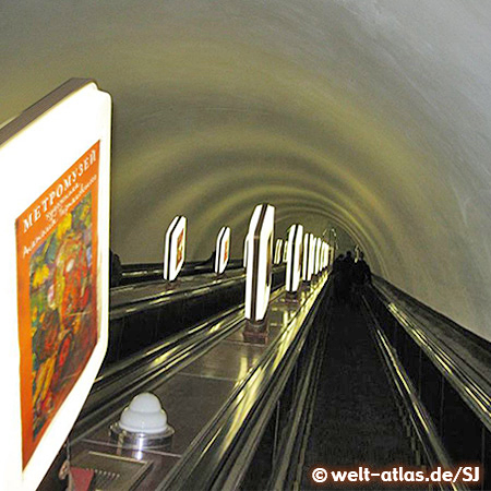 Endlos lange Rolltreppen in der U-Bahn von Kiew, Teatralna Station