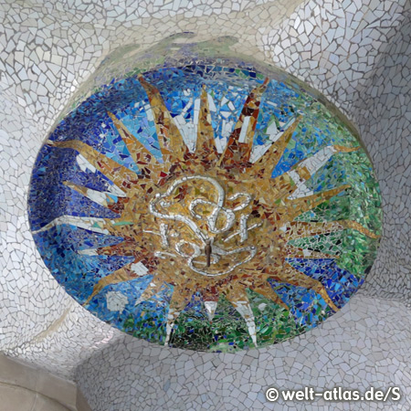 Mosaik im Park Güell, eine der vielen phantastischen Arbeiten des katalanischen Architekten Antoni Gaudi