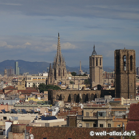 Türme der Kathedrale La Seu im gotisches Viertel von Barcelona