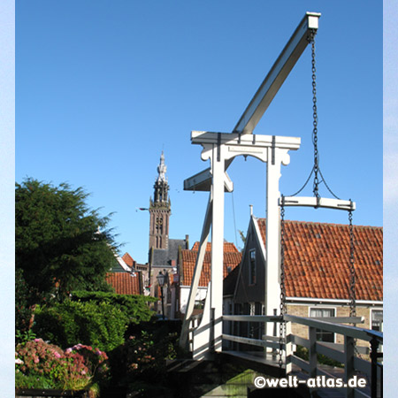 Kwakelbrücke und Spielturm,Rest einer Kirche in Edam