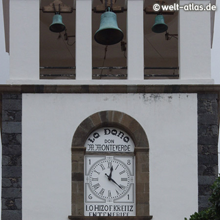 Glocken und Turmuhr de Kirche de Santa Ana an der Plaza de la Libertad im Ort Garachico auf Teneriffa