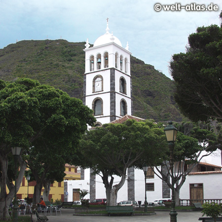 Plaza de la Libertad mit der Kirche Iglesia de Santa Ana in Garachico, Teneriffa