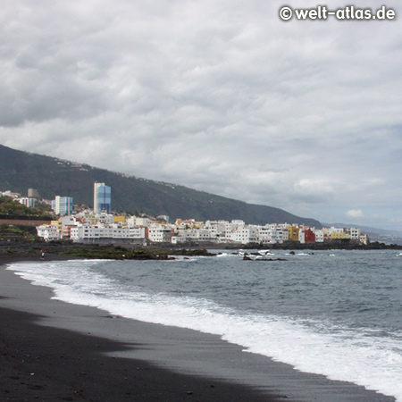Küste mit schwarzem Strand in Puerto de la Cruz auf Teneriffa