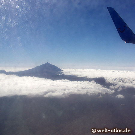 Flug über den Wolken, nur die Spitze des Teide guckt heraus, Teneriffa