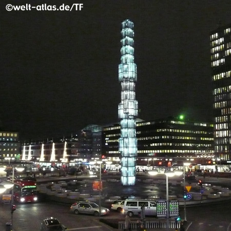 Sergels torg bei Nacht, öffentlicher Platz im Zentrum Stockholms, Schweden