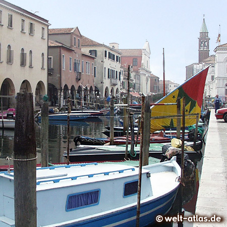 Der Vena-Kanal in Chioggia mit traditionellen Segelbooten, im Hintergrund die Chiesa Di Sant'Andrea
