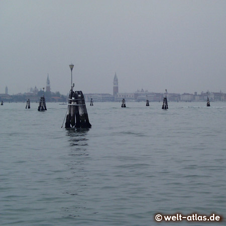 Fahrt vom Lido mit dem Vaporetto, Blick auf Venedig, Dunst liegt über der Lagune