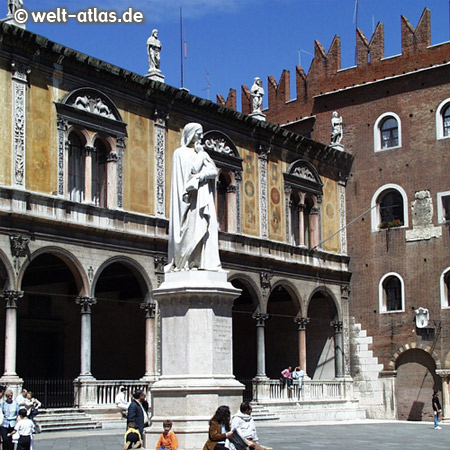 Piazza dei Signori, Statue des Dichters Dante Alighieri, Loggia del Consiglio und Palazzo del Governo