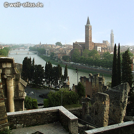 Blick von den römischen Ruinen über die Etsch auf Verona mit der Kirche Sant'Anastasia