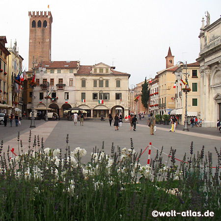 Piazza Liberta in Bassano del Grappa im Veneto