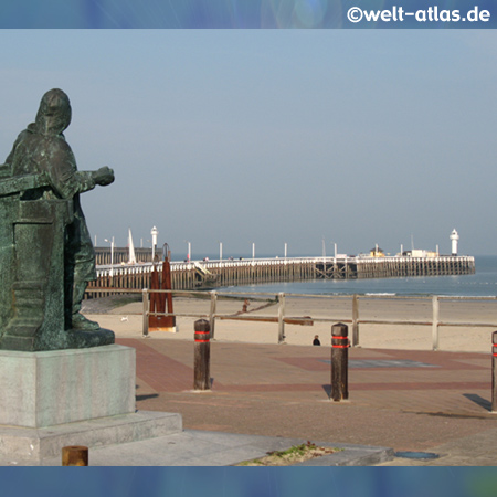 Statue of "Dries the Strong" near the lighthouse, a tribute to the fishermen of Blankenberge
