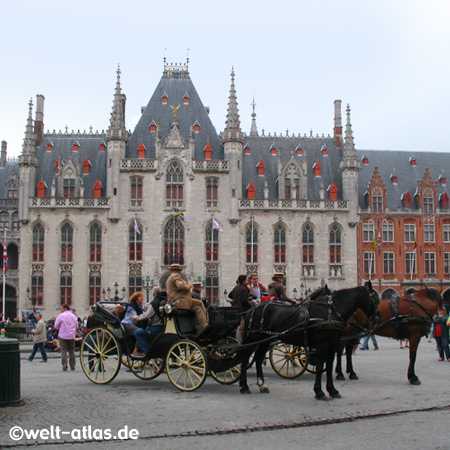 Brügge, Pferdekutschen am Grote Markt vor dem Landesgericht (Provinciaal Hof)