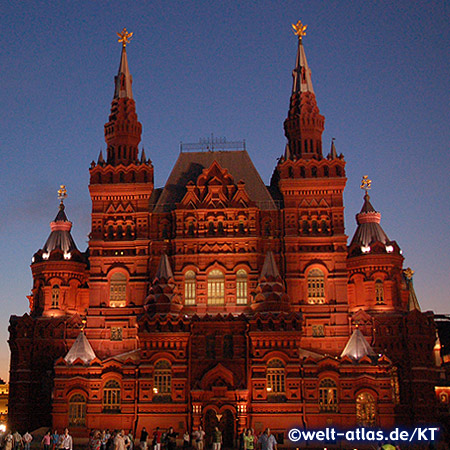 Abendliche Beleuchtung am Staatlichen Historischen Museum am Roten Platz in Moskau