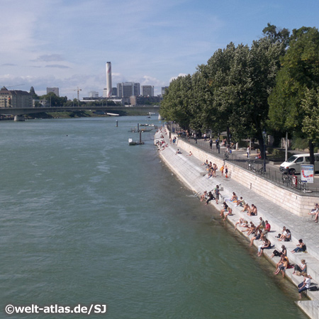 Das Rheinufer ist im Sommer ein beliebter Treffpunkt für Sonnenanbeter