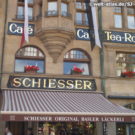 Basel, Traditions-Café am Marktplatz gegenüber dem Rathaus