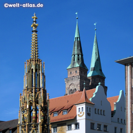 Der Schöne Brunnen ist eine der Sehenswürdigkeiten in der Altstadt von Nürnberg, dahinter die Türme der Sebalduskirche (das Original des Brunnens befindet sich im Germanischen Nationalmuseum