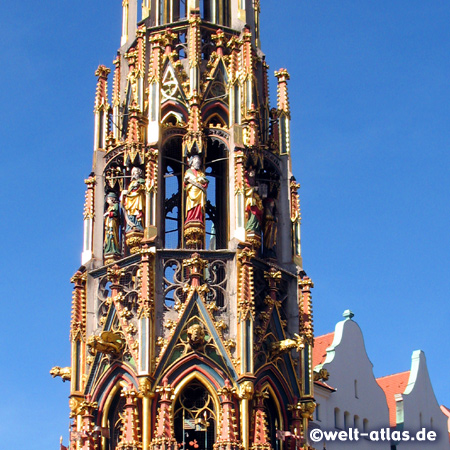 Der Schöne Brunnen, eine der Sehenswürdigkeiten in der Altstadt von Nürnberg, (das Original des Brunnens befindet sich im Germanischen Nationalmuseum