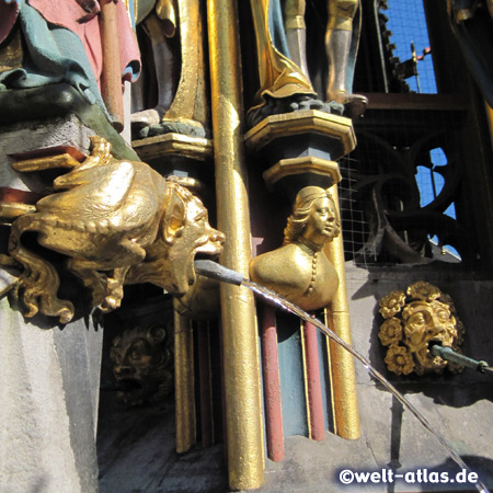 Wasserspeier am Schönen Brunnen in Nürnberg auf dem Hauptmarkt 