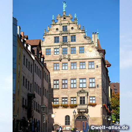 Sebalder Altstadt, Nürnbergs einziges erhaltenes Kaufmannshaus der Spätrenaissance mit einer Sonnenuhr wunderschöner Fassade
