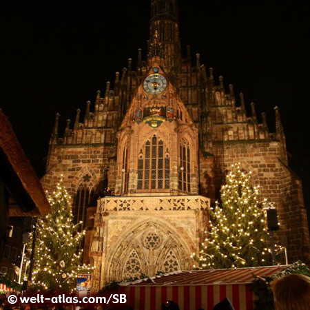 Christkindlesmarkt vor dem Portal der Frauenkirche auf dem Hauptmarkt in Nürnberg