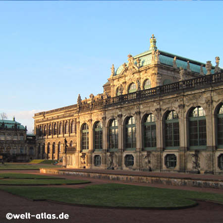 Im Dresdner Zwinger, Blick aus dem Tor des Glockenspielpavillon auf den Deutschen Pavillon