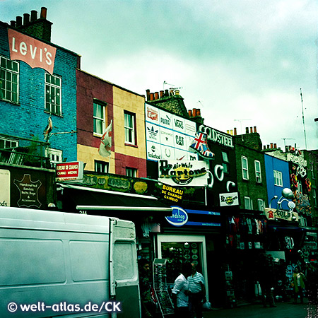 Camden High Street in London,Straße mit buntem Leben und Treiben, farbenfrohen Häusern, Shopping