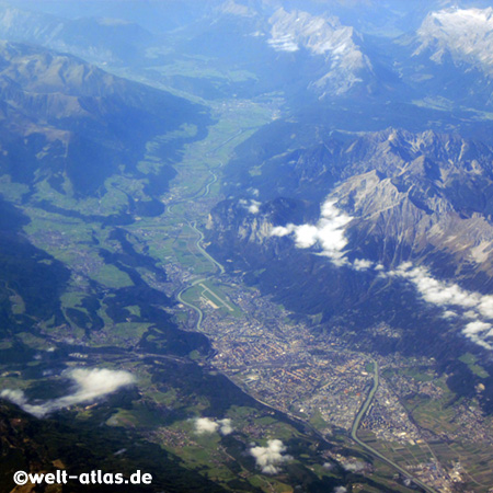 Blick auf die Berge um Innsbruck und das Inntal aus der Luft – Innsbruck ist die Landeshauptstadt des Bundeslandes Tirol in Österreich und liegt an der Alpen-Transit-Strecke Brenner nach Südtirol (Italien)
