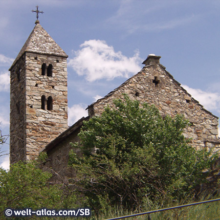 Romanische Allerheiligenkapelle, nahe der Ruine von Tourbillon,Sion, Schweiz