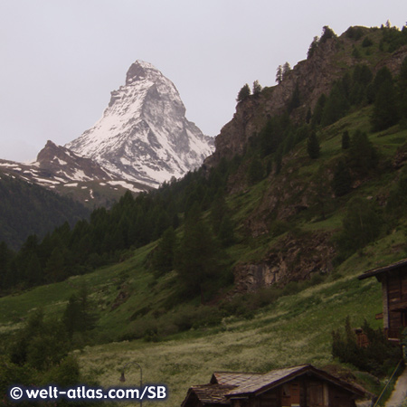 Blick von Zermatt zum Matterhorn in den Walliser Alpen 
