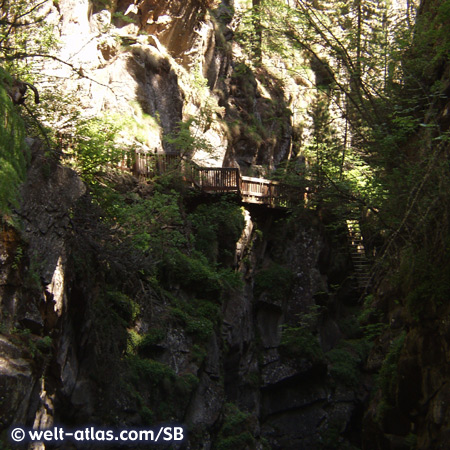 In der Gornerschlucht in Zermatt; spektakuläre Schlucht mit tosendem Wasser, Holzstegen und Treppen