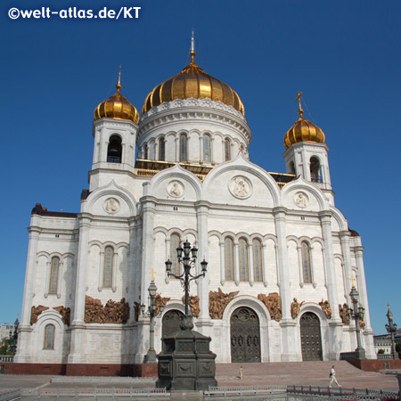 Die goldenen Kuppeln der nach der Zerstörung  wiederaufgebauten Christ-Erlöser-Kathedrale in Moskau am Ufer der Moskwa