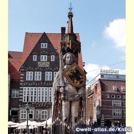 Die berühmte Rolandstatue vor dem Bremer Rathaus ist das Symbol für Freiheit und Marktrecht,   Wahrzeichen der Hansestadt und UNESCO-Weltkulturerbe