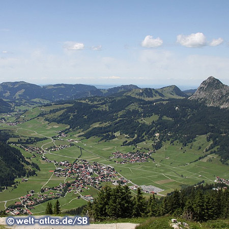 Blick vom Neunerköpfle ins Tannheimer Tal Richtung Tannheim und Einstein (Hausberg)