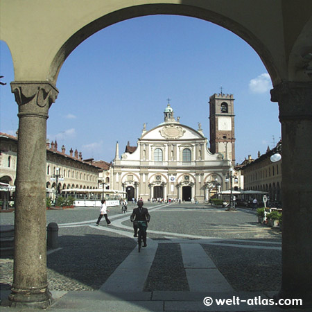 Piazza Ducale di Vigévano und Dom,Lombardei, Italien