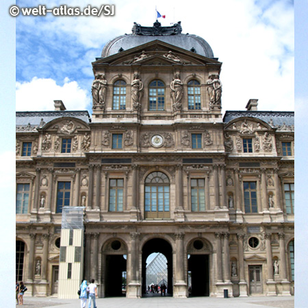 Der Louvre, berühmtes Museum in Paris 