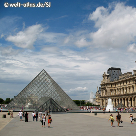 Der Louvre, berühmtes Museum in Paris mit Pyramide