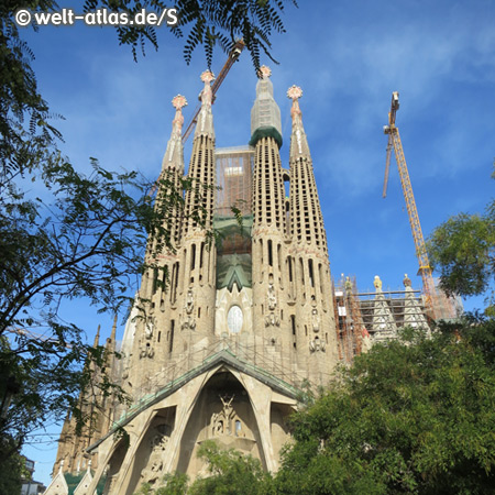 Wahrzeichen der Stadt und die bekannteste Kirche in Barcelona, die Basilika Sagrada Familia - Lebenswerk des berühmten Architekten Antoni Gaudí