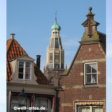Giebel und der Turm der Sint-Pancratius-Kirche in Enkhuizen