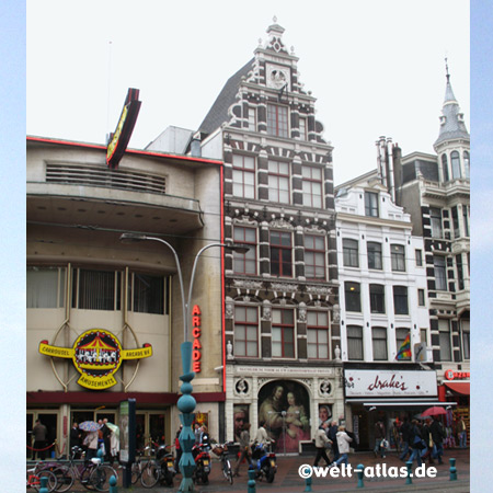 Amsterdams Häuser in der Altstadt haben wunderschöne Giebel